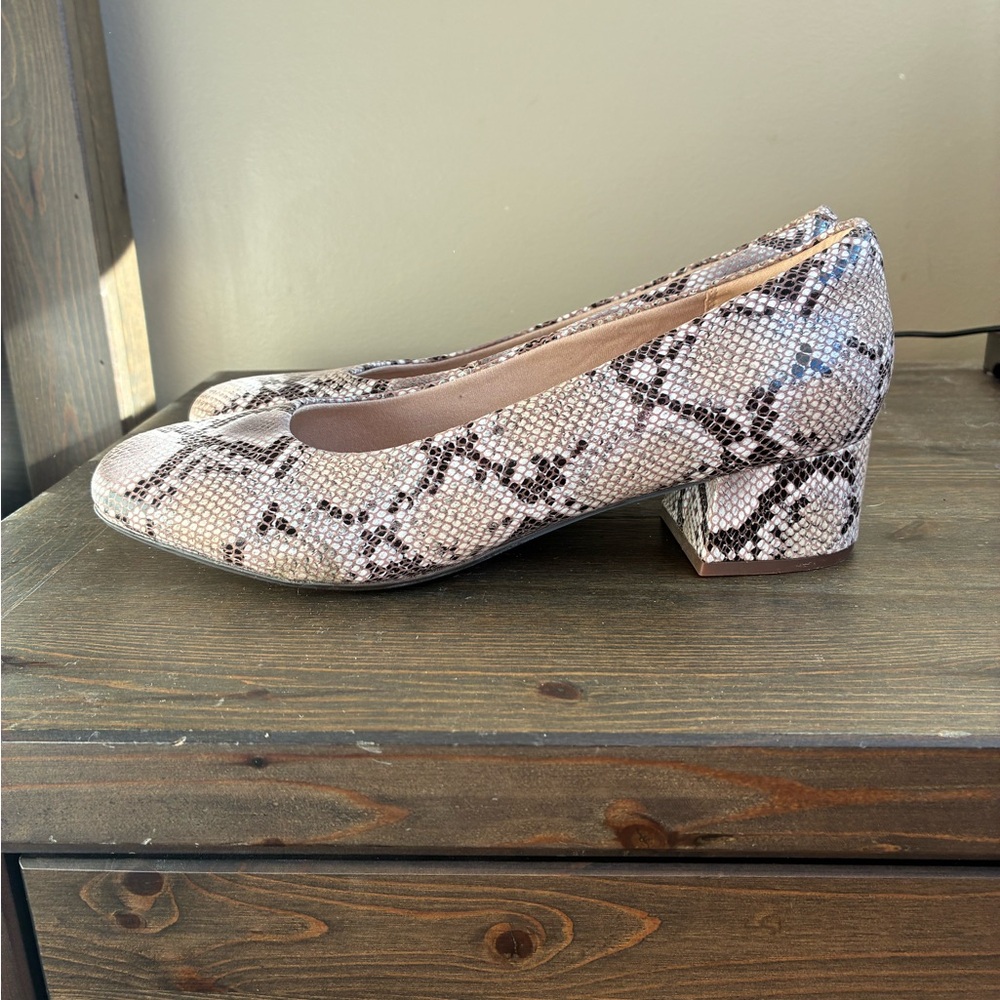 Clarks snake skin shoes in size 11 wide